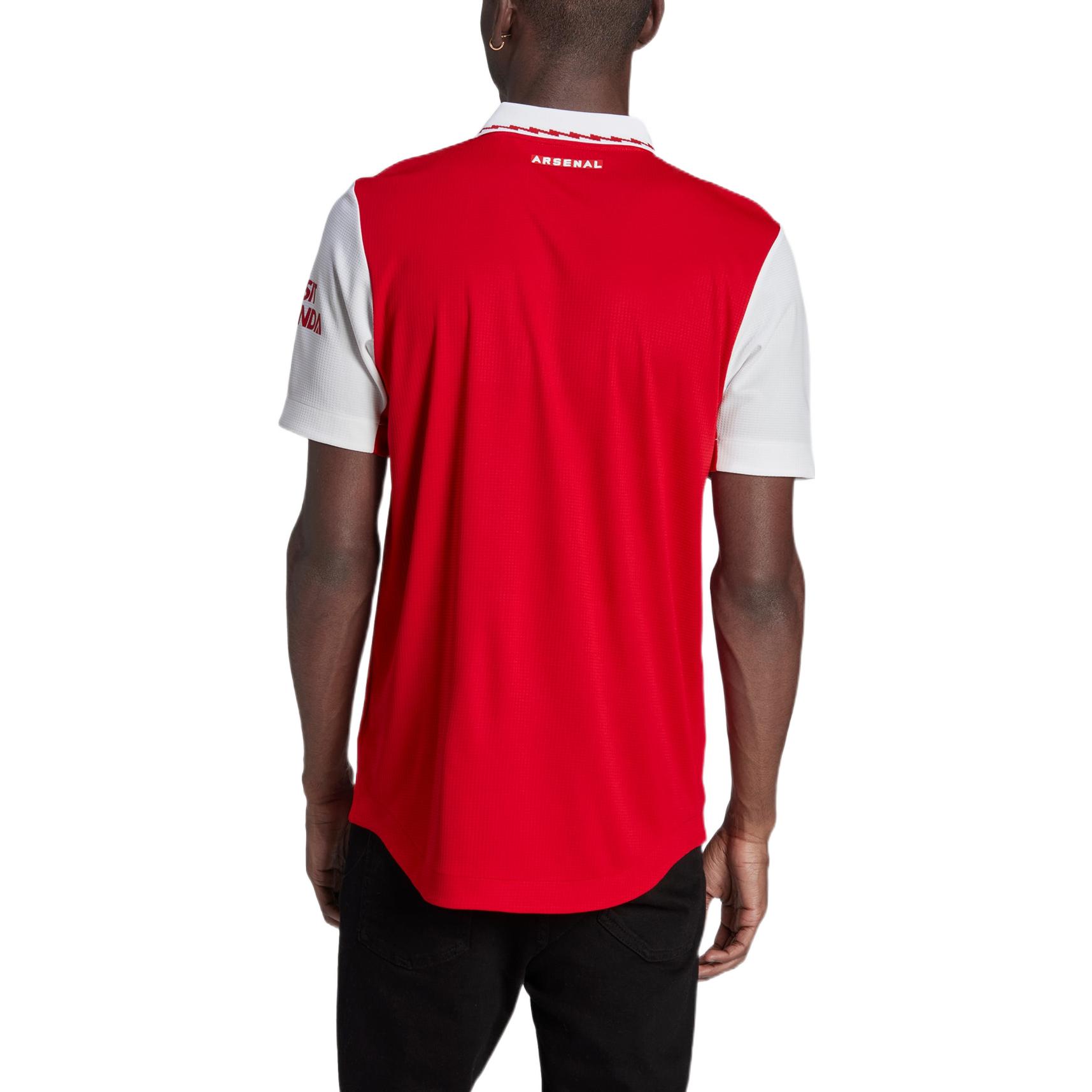 Shop adidas 阿森納球員版紅色足球短袖球衣徽標T恤。 H35904