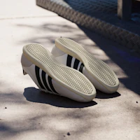 Shop Adidas Barreda Lo 白色/黑色/香草色運動鞋 JR4618