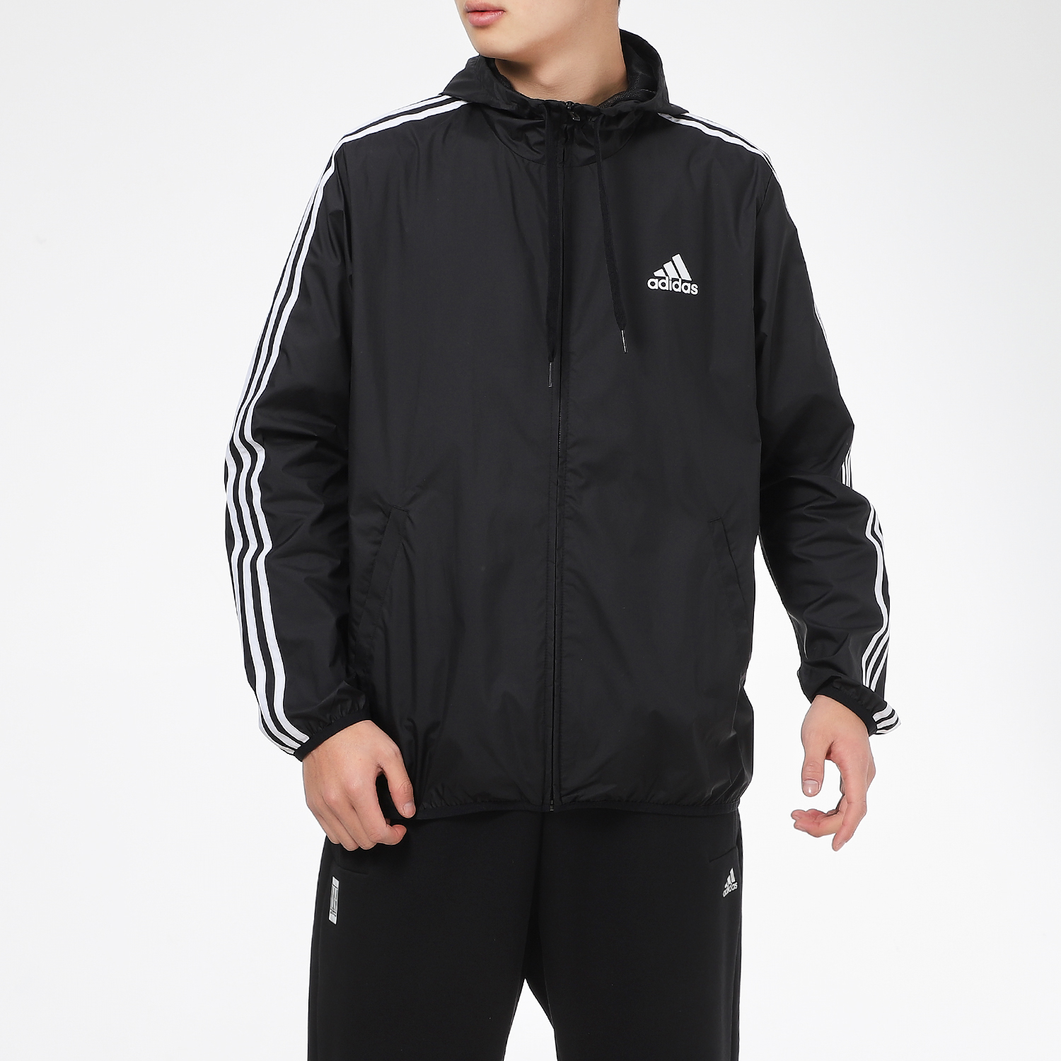 Shop adidas 黑色防風連帽梭織外套 休閒運動服 GK9026