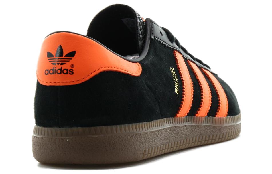 Shop アディダス ブリュッセル "黒オレンジ" EE4915