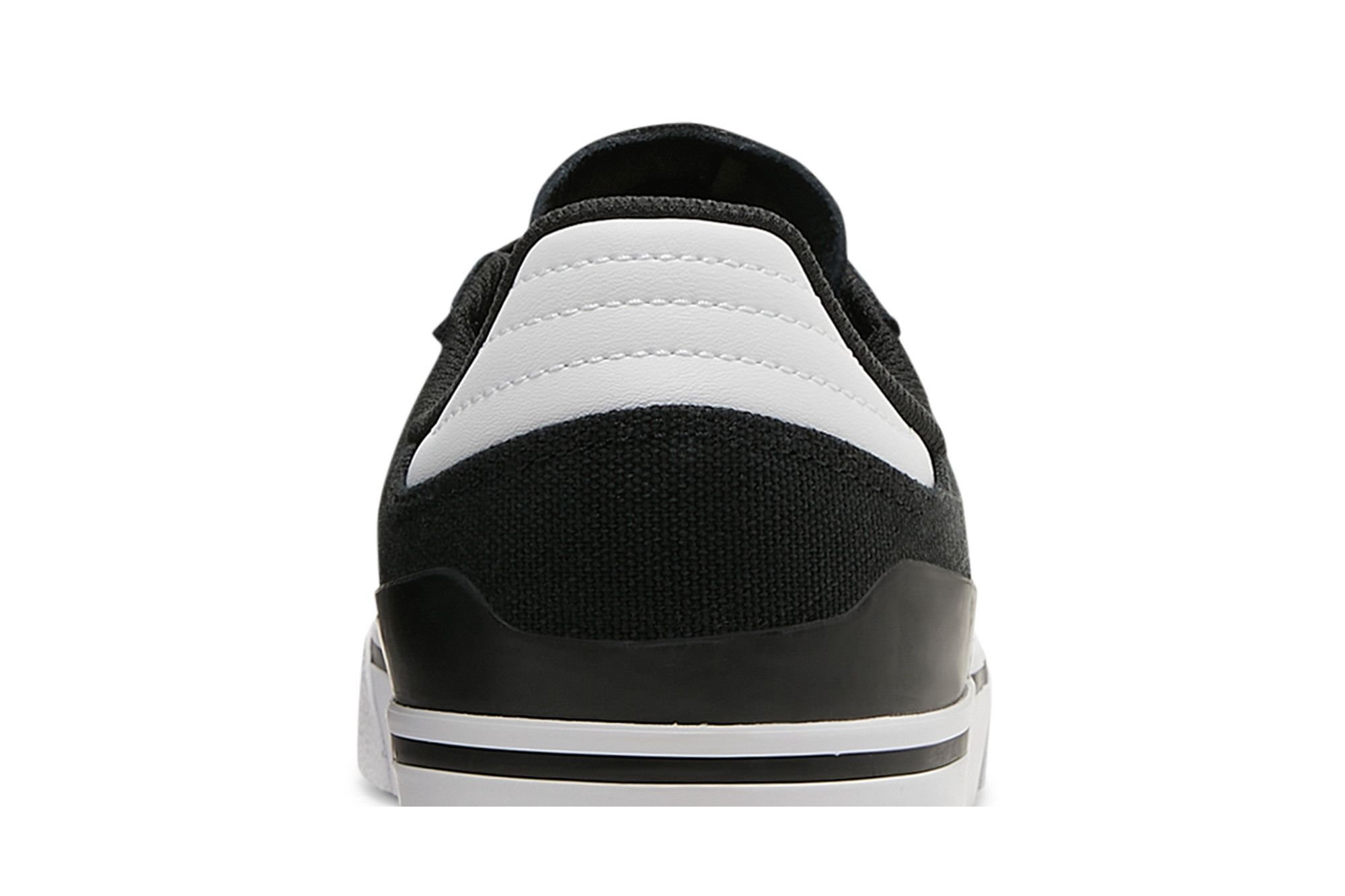 Sizing アディダス ブセニッツ Vulc 2 ブラック/ホワイト H04881