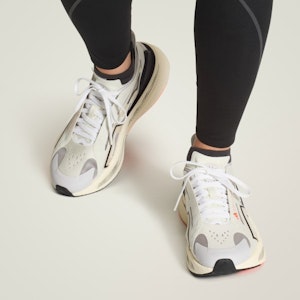 (W) adidas by Stella McCartney Ultraboost 5 Boost 跑鞋 象牙灰/灰色/Core 黑色 JR0665 Lookbook (W) adidas by Stella McCartney Ultraboost 5 Boost 跑鞋 象牙灰/灰色/Core 黑色 JR0665