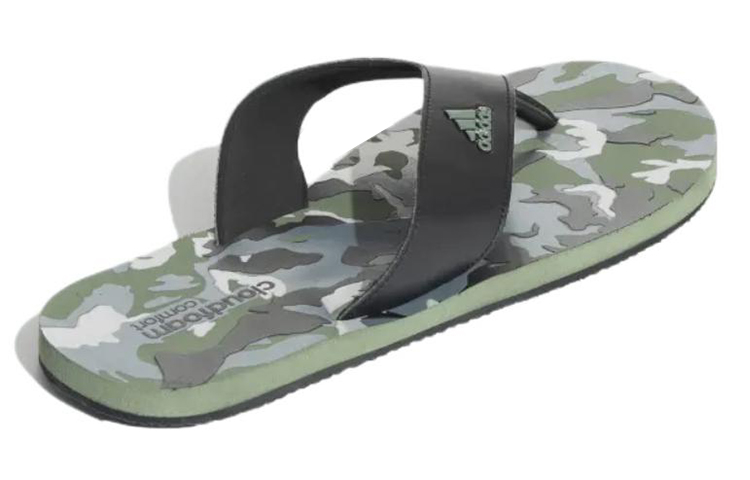 Shop adidas Cloudfoam 休閒運動拖鞋 黑綠