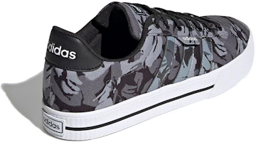 Shop adidas Daily 3 低筒 板鞋 男款 灰黑