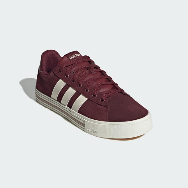 Shop adidas Daily 4.0 運動鞋 暗紅/米白/米色 JQ5648