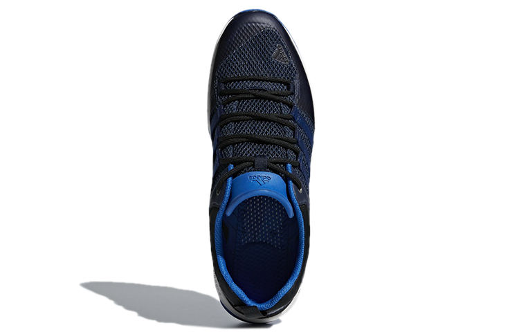 Shop adidas Daroga Plus 輕便透氣休閒運動鞋 藏藍