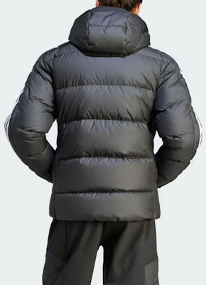 阿迪达斯三条纹中厚款连帽羽绒夹克黑色款式。 HZ4429 Shop 阿迪达斯三条纹中厚款连帽羽绒夹克黑色款式。 HZ4429