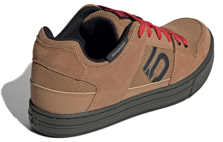 Shop adidas Five Ten 男款棕色低帮山地車板鞋
