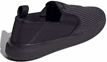 Shop adidas 五十 鬼探 Slip-on 低幫板鞋 男款 黑