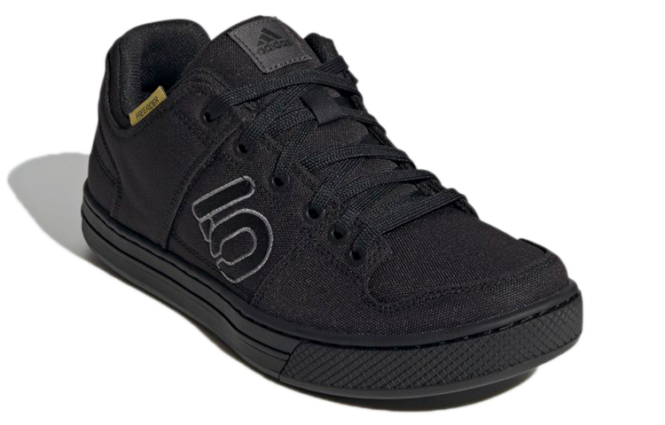 Lookbook adidas Freerider Canvas ''Core Black'' Sneaker GZ4659