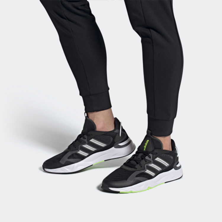 Sizing アディダス フューチャーフロー "ブラック/ホワイト" FW3371