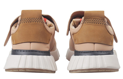 Shop 阿迪达斯未来跑者'苍裸色' BD7914