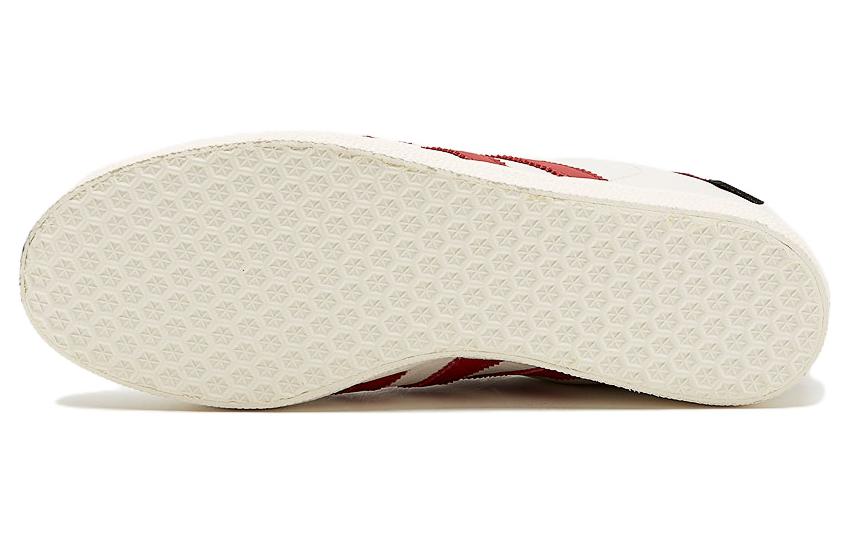 Shop adidas Gazelle GTX 'Moskva' Sepatu Olahraga Pria S79981