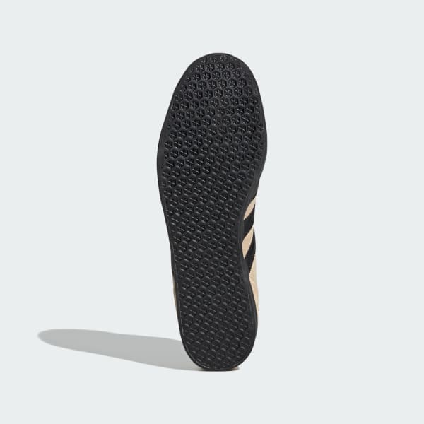 Shop 阿迪达斯 Gazelle 梅西运动鞋 水晶沙/核心黑/金属金 IH8156