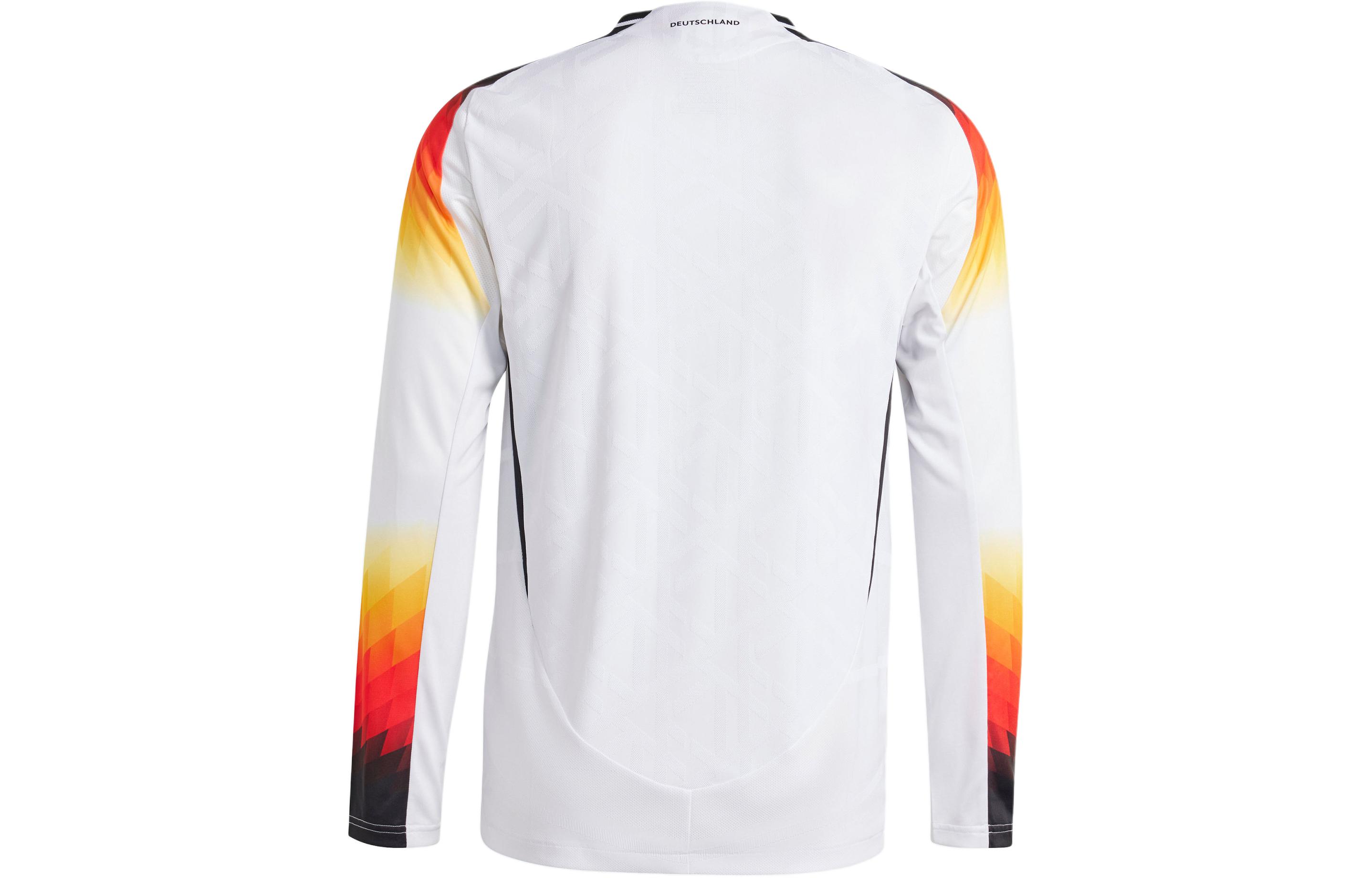 Lookbook adidas 德國主場球員版修身版長袖運動衫 白色 男款。 IZ1619