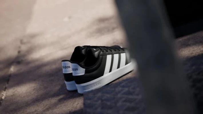 Adidas Grand Court 3.0 Sepatu Hitam Putih Core/Putih Awan/Putih Awan IH1473 Order Adidas Grand Court 3.0 Sepatu Hitam Putih Core/Putih Awan/Putih Awan IH1473