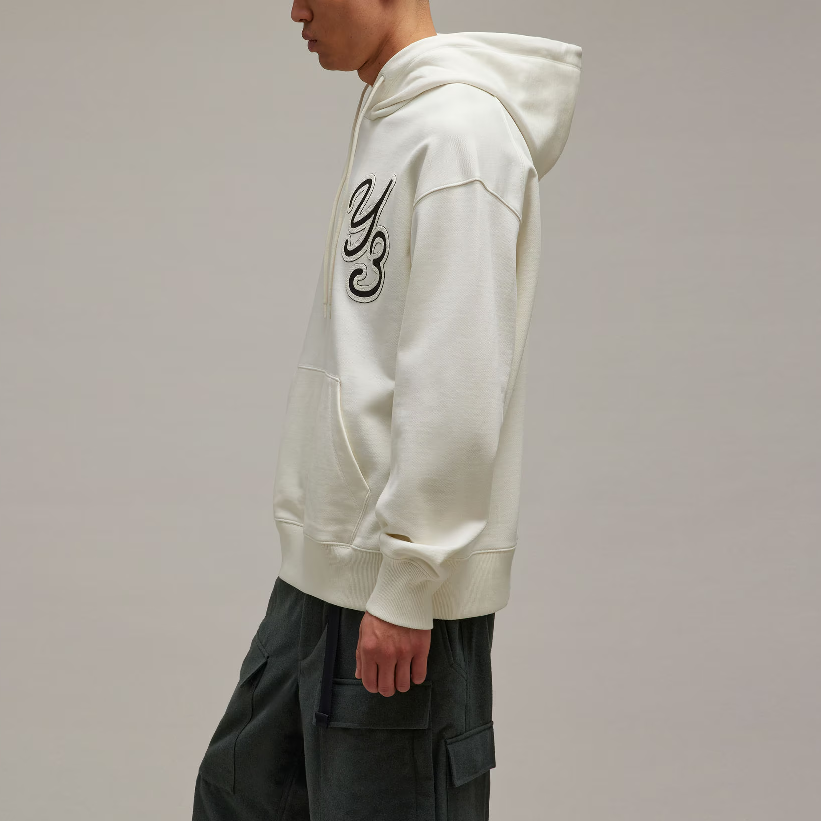 Shop 阿迪达斯白色休闲连帽衫男女通用款徽标图案卫衣 IT7524