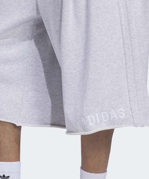 Shop adidas 圖案運動短褲 - 淺灰色 KT7876