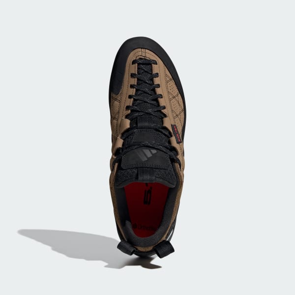 Lookbook adidas Guide Tennis Pro GTX Cardboard/Putih/Hitam Core JQ6616