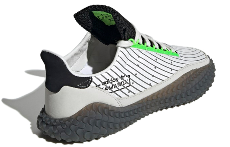 Shop 아디다스 카만다 '화이트 코어 블랙' EE7077 EE7077