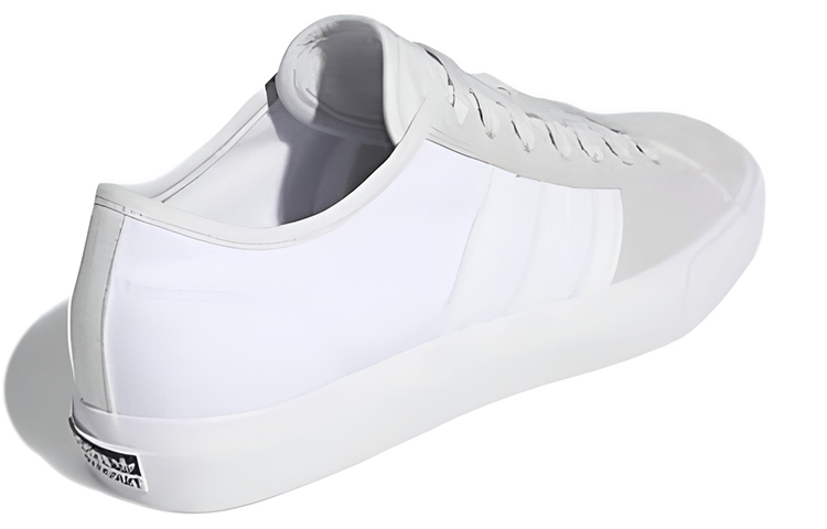 Shop adidas originals Matchcourt Rx 舒適防滑運動滑板鞋 白