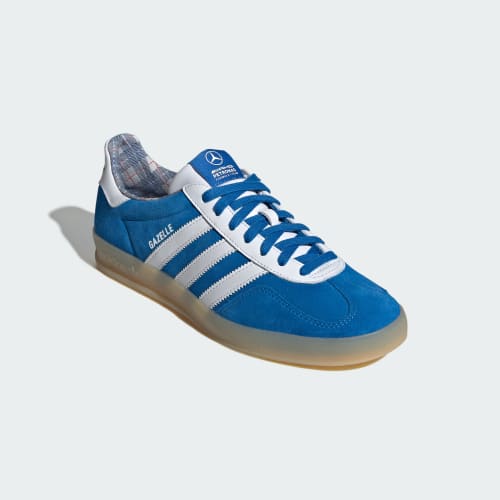Shop adidas Mercedes-AMG F1 Gazelle 室內鞋 藍鳥/雲白/黃褐色 KJ3264