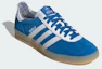 Shop adidas Mercedes-AMG F1 Gazelle 室內鞋 藍鳥/雲白/黃褐色 KJ3264