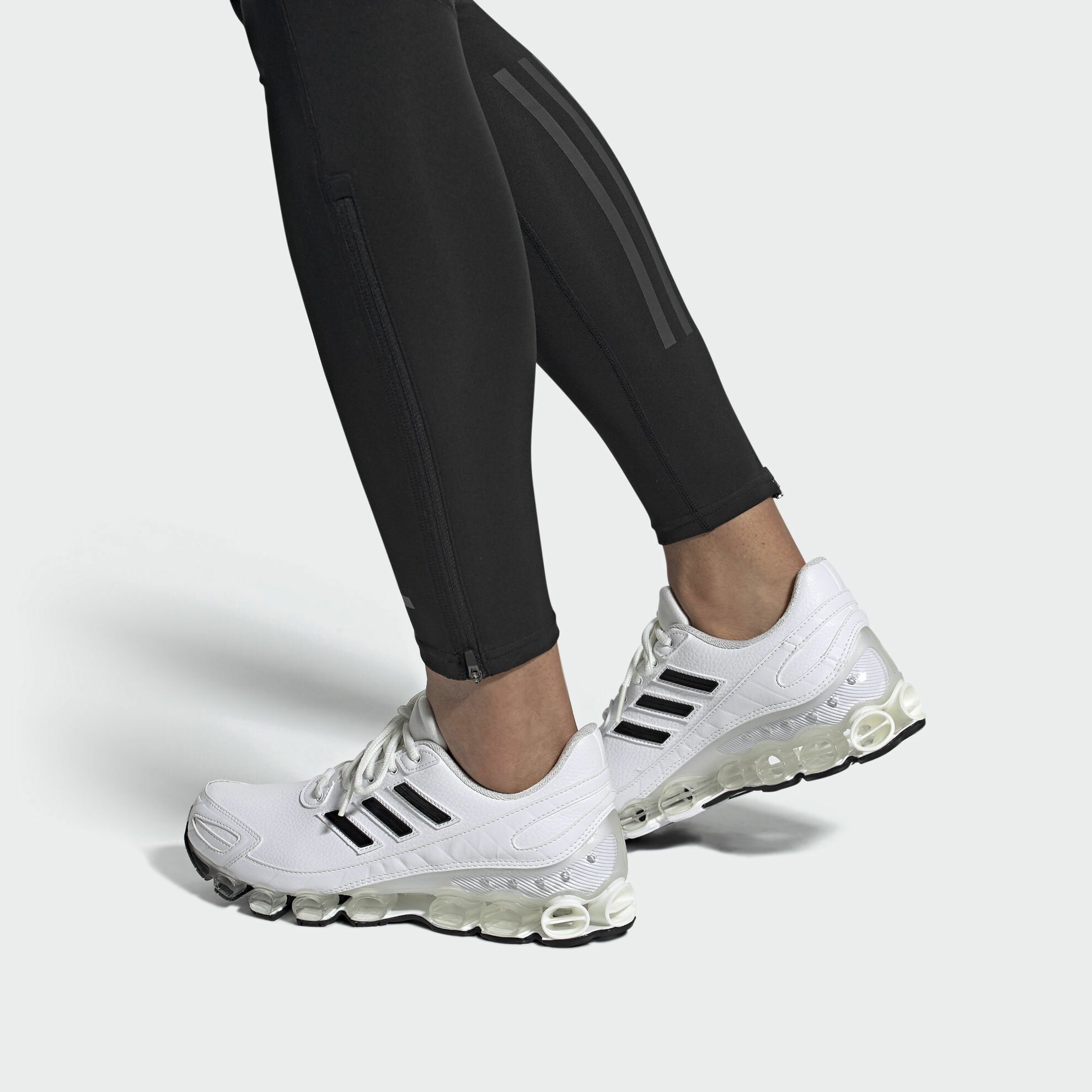 Sizing adidas Microbounce Bianco Nero FW7770
