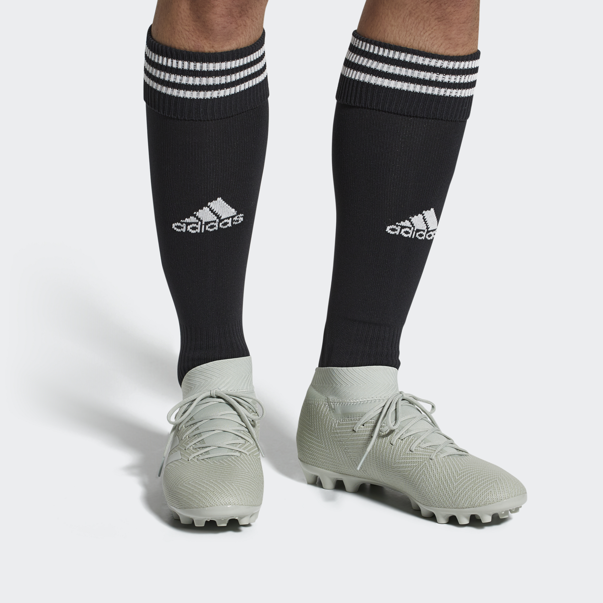 Sizing adidas Nemeziz 18.3 AG Scarpe da Calcio Argento/Grigio D97849