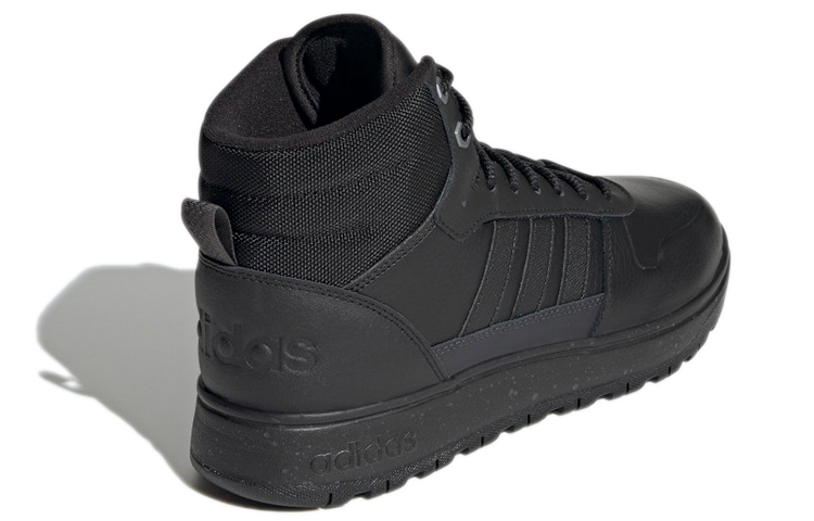 Shop adidas neo Frozetic 舒適耐磨板鞋 炭黑 男女共款