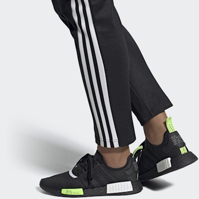adidas NMD_R1 Hitam Inti Hijau Sinyal EF4268 Sizing adidas NMD_R1 Hitam Inti Hijau Sinyal EF4268