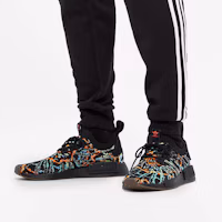 Sizing 阿迪达斯 NMD_R1 Primeknit '黑色故障' 运动鞋 G57941