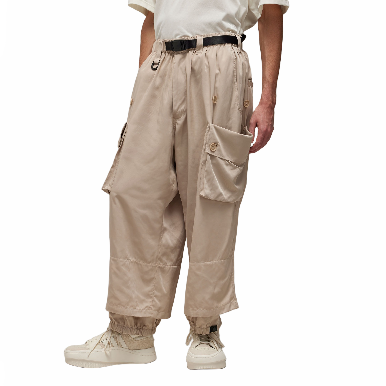 Lookbook adidas Nylon Twill Celana Kargo Unisex Cuffed Chestnut Brown Casual Fit. IV7762