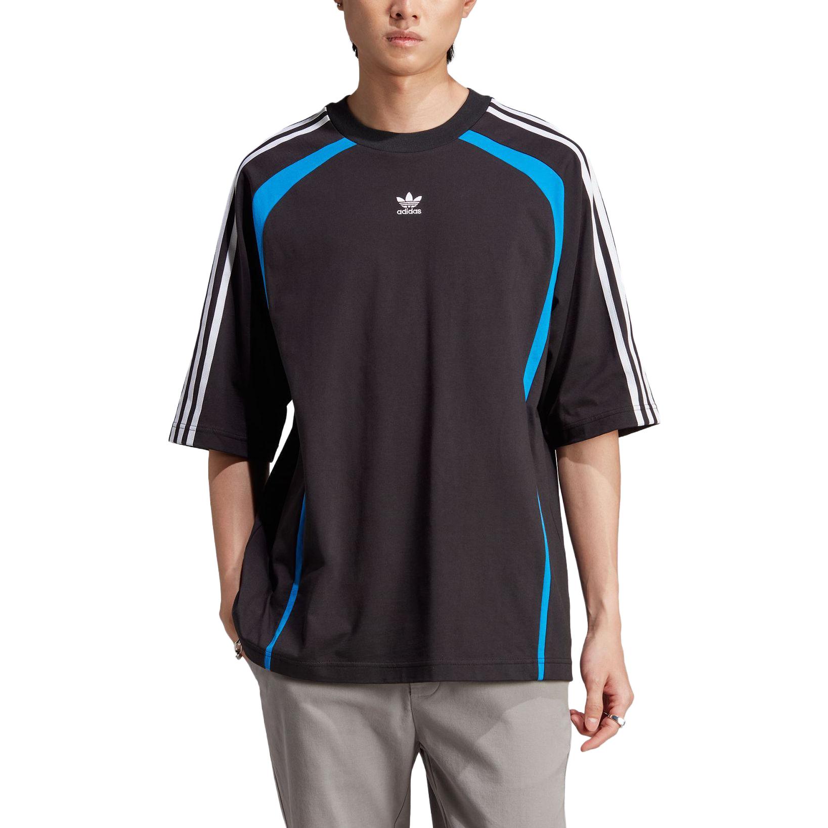 Lookbook Camiseta adidas Originals Negra Logo Trefoil Bordado a Rayas Corte Suelto. IW3640