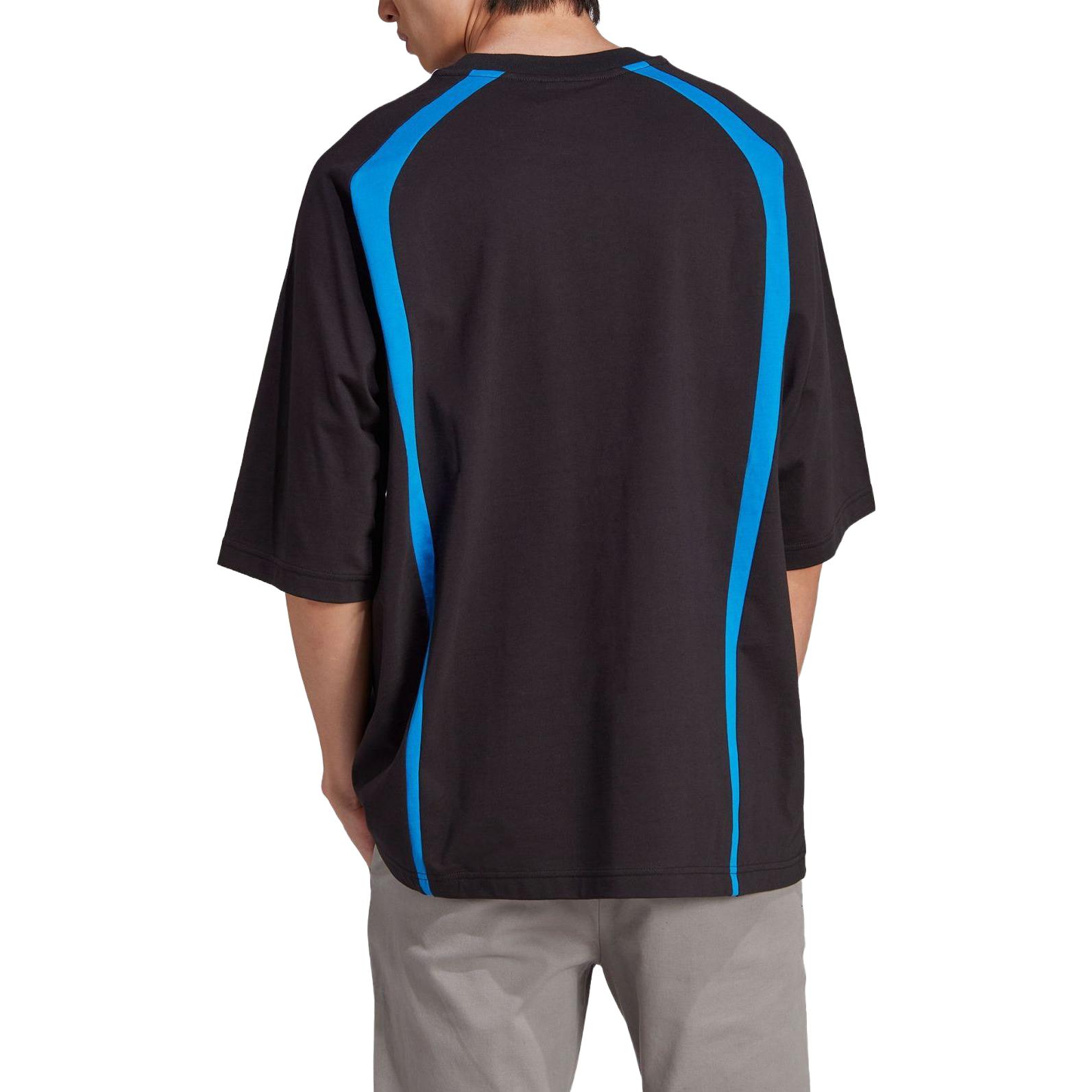 Shop Camiseta adidas Originals Negra Logo Trefoil Bordado a Rayas Corte Suelto. IW3640