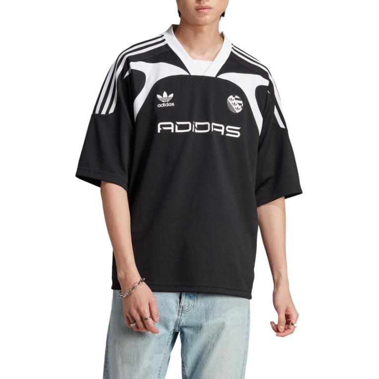 Lookbook adidas Originals 黑色V領足球球衣搭配三條紋標誌印花。 IW3635