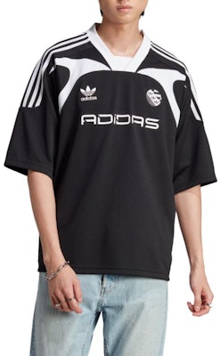 adidas Originals 黑色V領足球球衣搭配三條紋標誌印花。 IW3635 Lookbook adidas Originals 黑色V領足球球衣搭配三條紋標誌印花。 IW3635