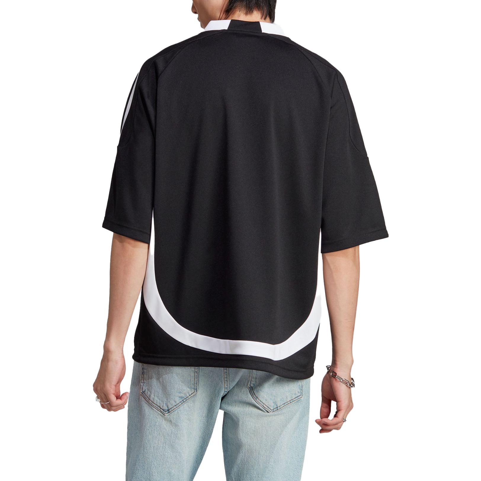 Shop adidas Originals 黑色V領足球球衣搭配三條紋標誌印花。 IW3635