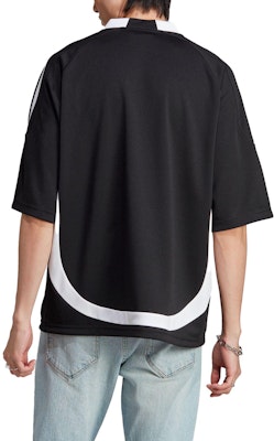 adidas Originals 黑色V領足球球衣搭配三條紋標誌印花。 IW3635 Shop adidas Originals 黑色V領足球球衣搭配三條紋標誌印花。 IW3635