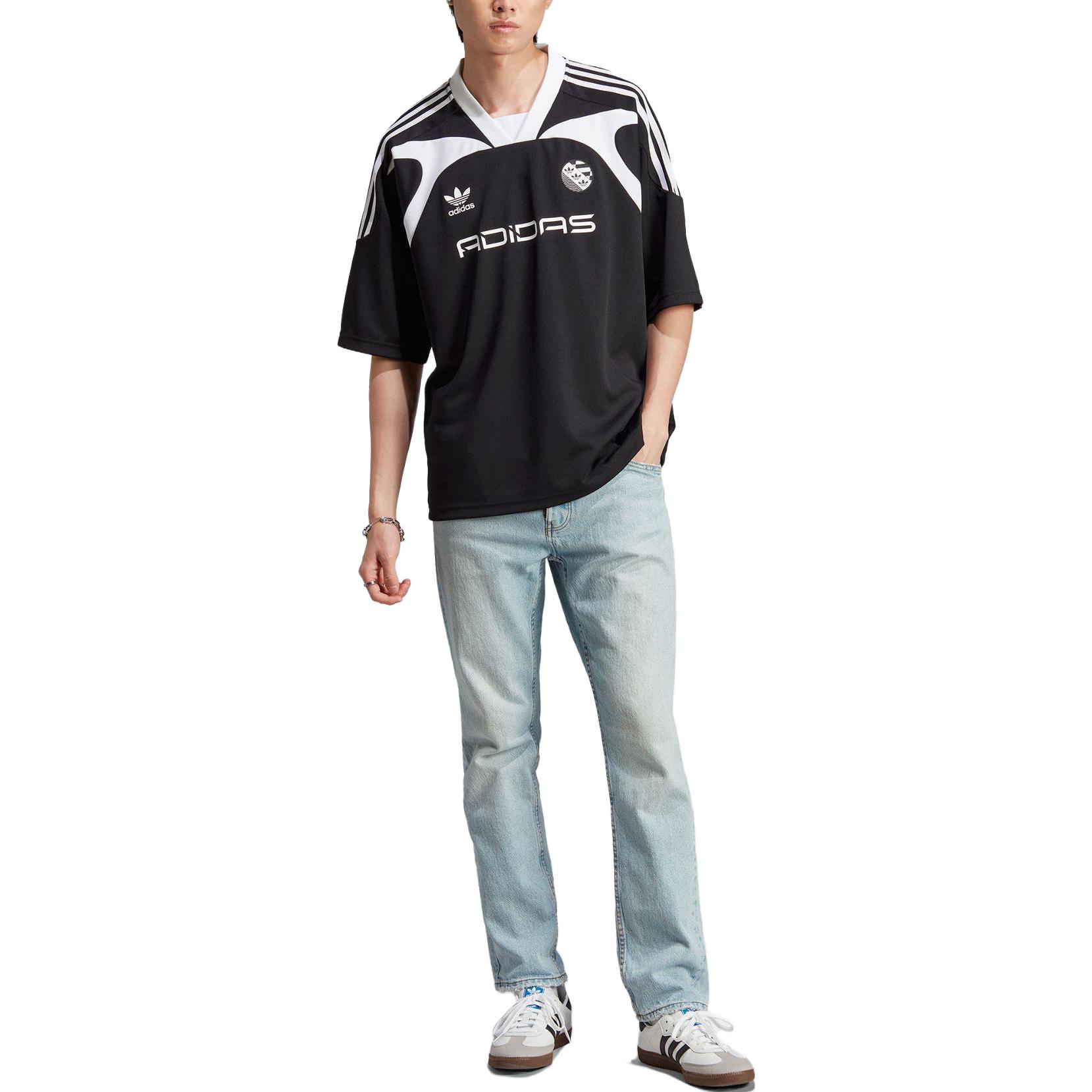 Purchase adidas Originals 黑色V領足球球衣搭配三條紋標誌印花。 IW3635