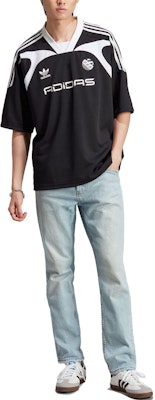 adidas Originals 黑色V領足球球衣搭配三條紋標誌印花。 IW3635 Purchase adidas Originals 黑色V領足球球衣搭配三條紋標誌印花。 IW3635