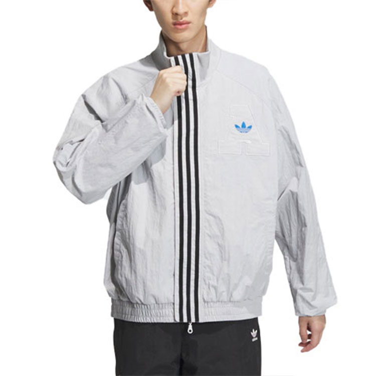 Shop adidas Originals Jaket Track Abu Muda dengan Garis dan Cetak Huruf. IU4846