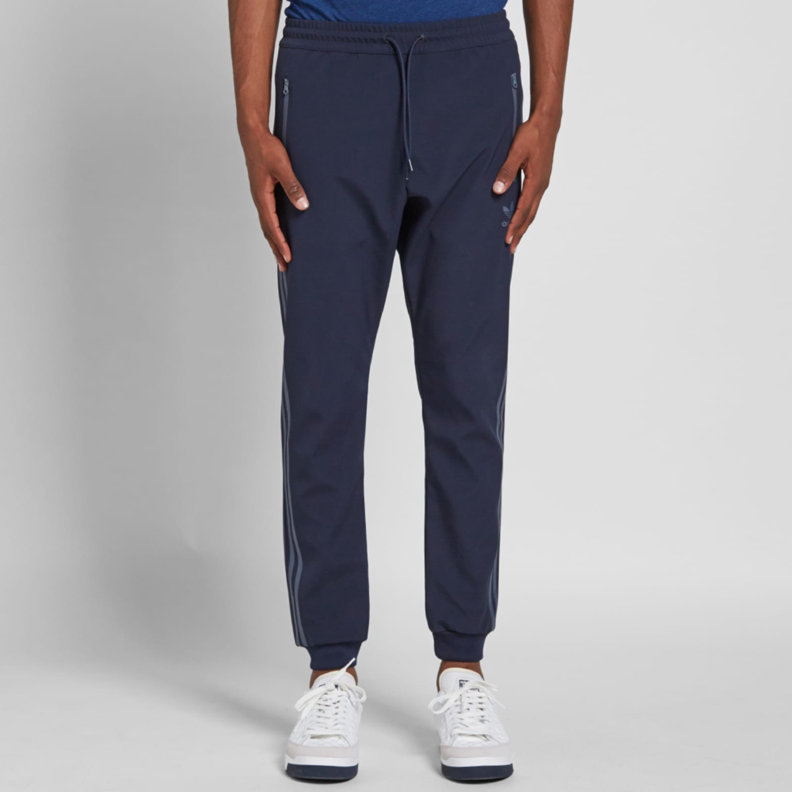 Lookbook アディダス オリジナル ロゴプリント レトロジョガーパンツ - レジェンドインク AZ1453