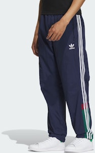 adidas Originals 三色條紋彈性腰帶運動長褲 IN0998 Lookbook adidas Originals 三色條紋彈性腰帶運動長褲 IN0998