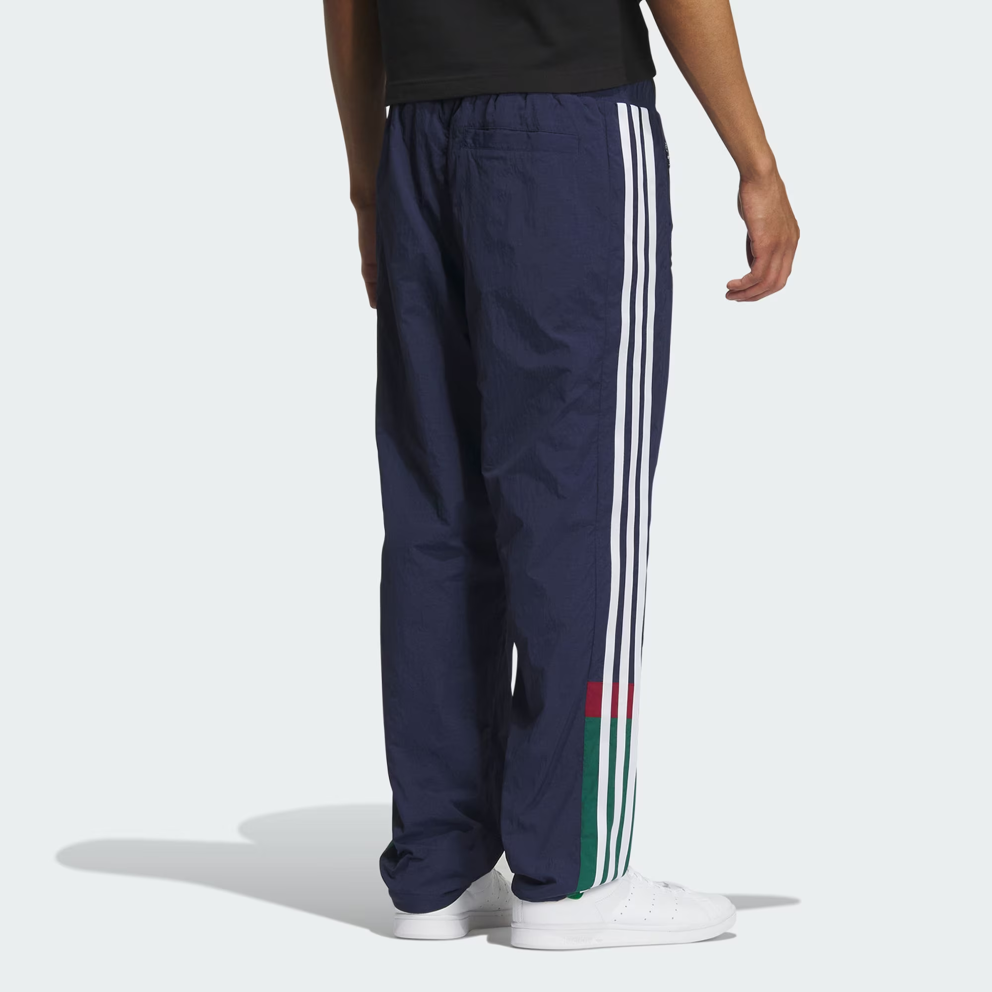 Shop adidas Originals Track Pants Jalur Tricolor dengan Pinggang Elastik. IN0998