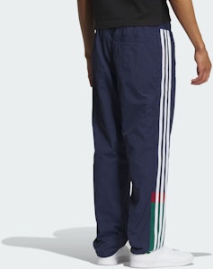 adidas Originals 三色條紋彈性腰帶運動長褲 IN0998 Shop adidas Originals 三色條紋彈性腰帶運動長褲 IN0998