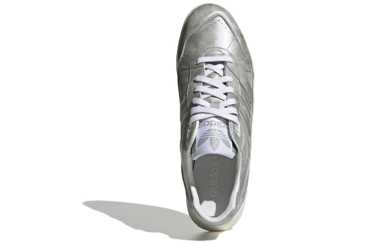 Shop 阿迪达斯原创 A.R. 训练鞋 '银灰色' EE5378