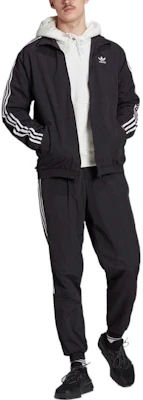 阿迪达斯三叶草经典黑色复古运动夹克带三叶草标志条纹 IA6359 Lookbook 阿迪达斯三叶草经典黑色复古运动夹克带三叶草标志条纹 IA6359