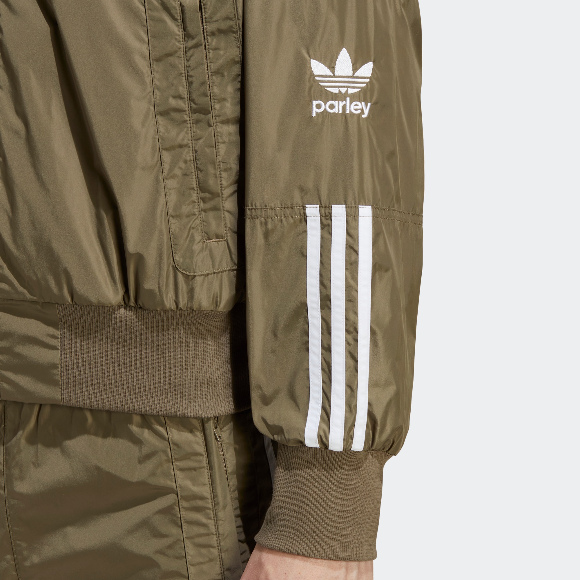 adidas Originals Adicolor Parley Logo Embroidered Track Jacket Olive Green Mens HS2089 圖 7