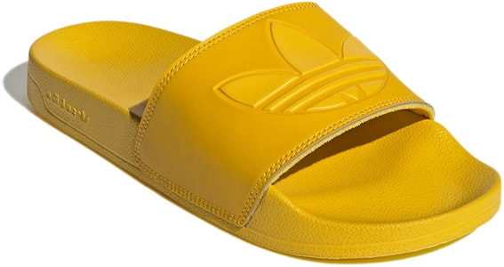 阿迪达斯三叶草 Adilette Lite 黄色拖鞋 GX8893 Lookbook 阿迪达斯三叶草 Adilette Lite 黄色拖鞋 GX8893